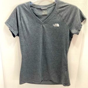 ⭐️ The North face grey v-neck shirt ⭐️